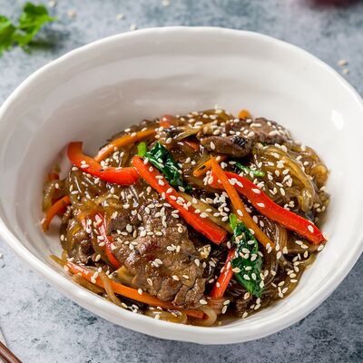 Стеклянная лапша с говядиной в Poke & TomYum по цене 690 ₽