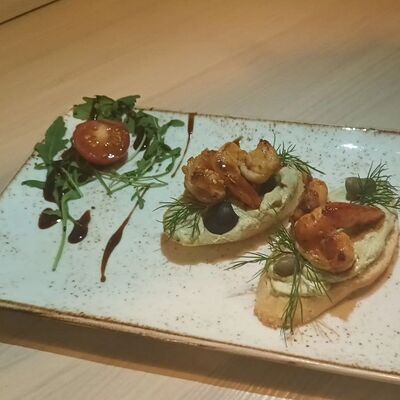 Брускетты с креветкой и муссом из авокадо в Cafe Family по цене 510 ₽