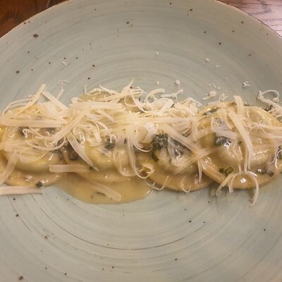 Равиоли с мортаделлой и рикоттой под трюфельным соусом в ISOLA по цене 650 ₽