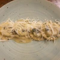 Равиоли с мортаделлой и рикоттой под трюфельным соусом в ISOLA