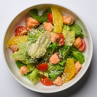 Салат с лососем и цитрусовым соусомв Bronze lion по цене 820 ₽