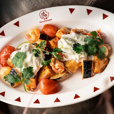 Салат с хрустящими баклажанами и креветками в ЮжанеГорожане по цене 848 ₽