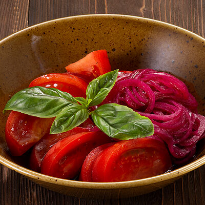 Салат с томатами и красным луком в Колбасофф по цене 330