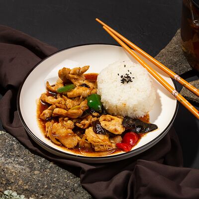 Жареное мясо с овощами и рисом на пару в Дунфан Во по цене 340 ₽