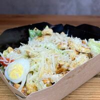 Цезарь с курицей в Chilli grilli