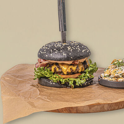 Черный бургер с фермерским картофелем в Додома по цене 1290 ₽