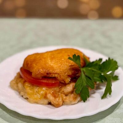 Куриная отбивная, запеченная с помидором под сырно-майонезной шапкой в Вкусно как дома по цене 270 ₽