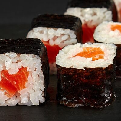 Маки с лососем в Bao по цене 329 ₽