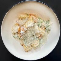 Салат Цезарь в Coffee Berry