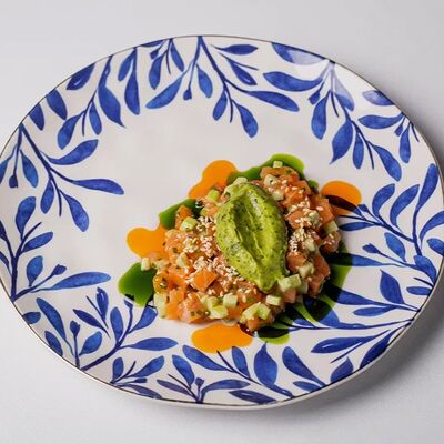 Тартар из лосося с кремом из авокадо в Muse по цене 1300 ₽