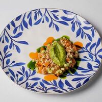 Тартар из лосося с кремом из авокадо в Muse