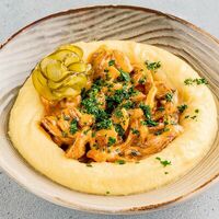 Свиной строганов с картофельным пюре в Табаско