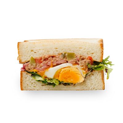 Половинка сэндвича с тунцом и яйцомв Coffee Machine по цене 350 ₽