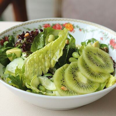 Зеленый салат с кивив Моне по цене 600 ₽