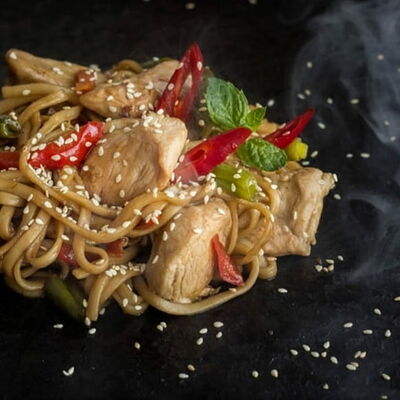 Вок с курицей в Атаман-Суши по цене 572 ₽