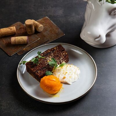 Медовик с облепиховым соусом в Потроха по цене 504 ₽