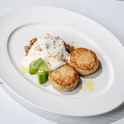 Котлеты из курицы с гречкой и муссом пармезана в Перчини по цене 710 ₽