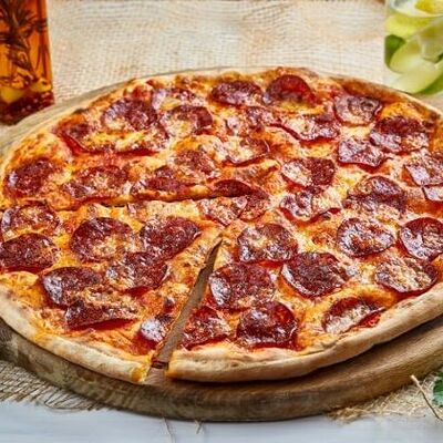 Пицца Пепперони 28 см в IL Патио по цене 699 ₽