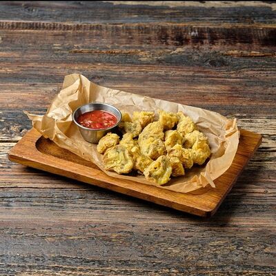 Грибы в хрустящей панировке с соусом Сальса в BARak O’Mama по цене 390 ₽