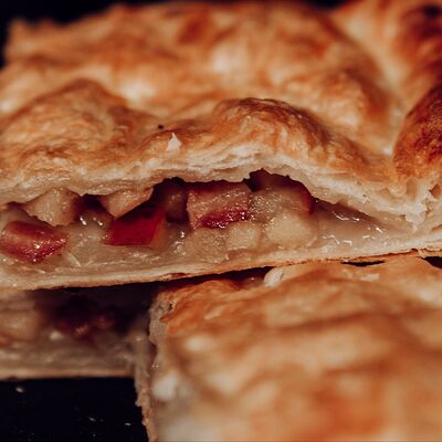 Пирог слоеный с яблоком из печки в Хлеборезов по цене 950 ₽