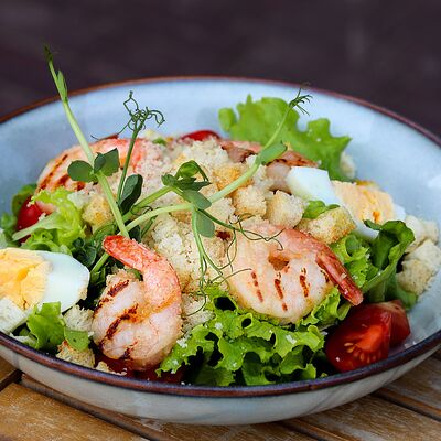 Салат Цезарь с креветками в Bun по цене 510 ₽