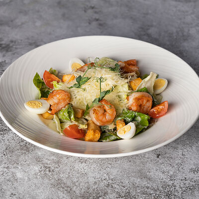 Салат Цезарь с креветками в Море Есть по цене 840 ₽