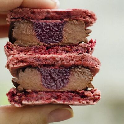 Макарон Темный шоколад с кайенским перцем и малиновым джемом в Yumbaker gardens по цене 375 ₽