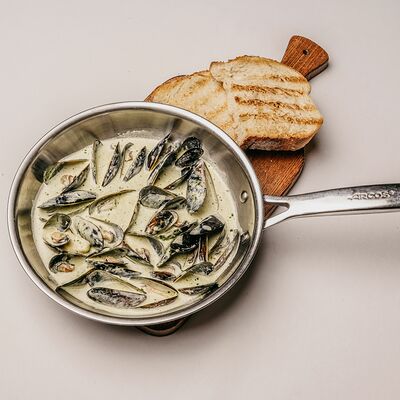 Сковорода мидий в соусе сливочный трюфель в Клёво по цене 1790 ₽