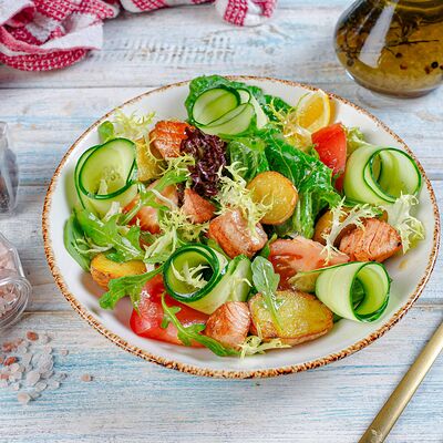 Теплый салат с лососем в Термос по цене 990 ₽