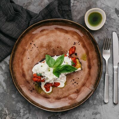 Запеченный баклажан со страчателлой в Азбука Вкуса Экспресс Меню по цене 490 ₽