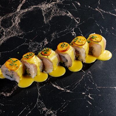 Ролл Красный попугай, креветка и кумкват в Gills по цене 1060 ₽