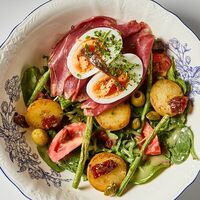Нисуаз с анчоусами, копченая утка в Мясная карта