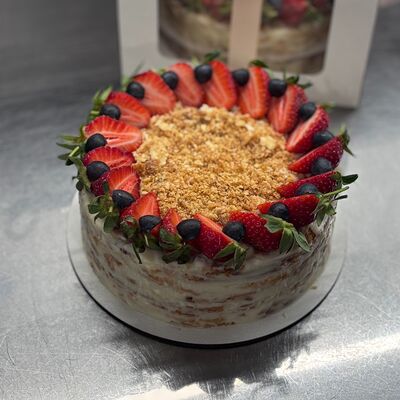 Наполеон с ягодным оформлением в Di Panna Confetteria по цене 1390 ₽