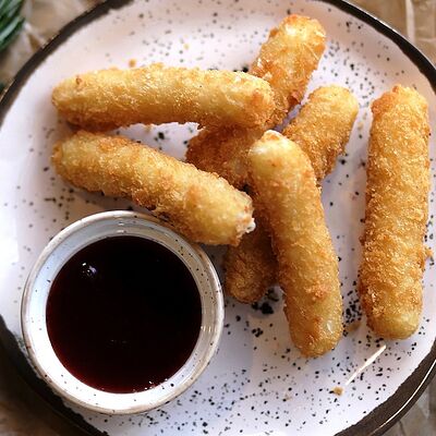 Сырные палочки с малиновым джемом в LOFT по цене 420 ₽