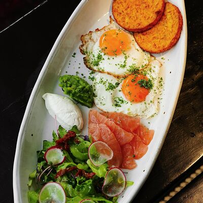 Большой завтрак с тыквенными драниками в Hello Wine по цене 1100 ₽