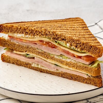 Сэндвич с ветчиной и сыром в Сели-Съели по цене 320 ₽