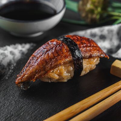 Классические с угрём в Maki Family по цене 129