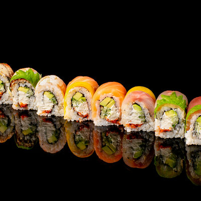 Ролл Рейнбоу в Yo! curry & sushi по цене 990 ₽