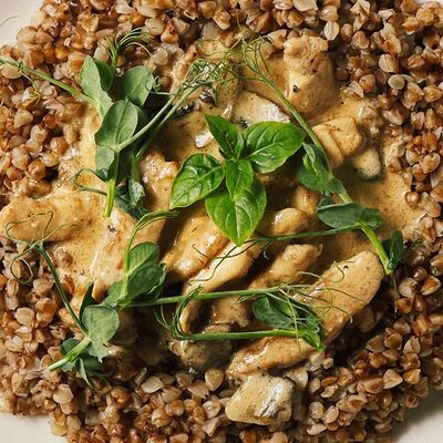 Гречка с курицей и грибами в сливочном соусе в Муси по цене 640 ₽