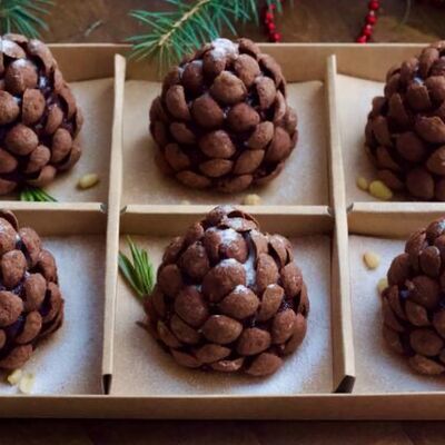 Пирожное картошка в виде шишек на Новый год в Chocoton по цене 1990 ₽