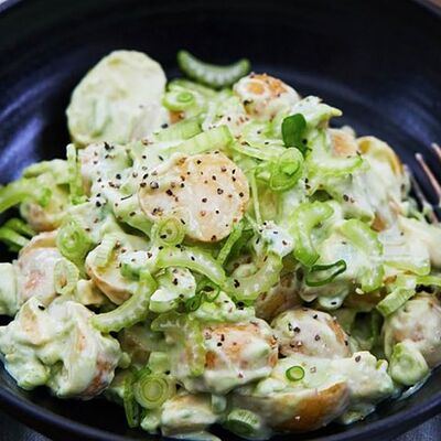 Салат с гребешками, авокадо и чукой в Бо-Бо по цене 1020 ₽