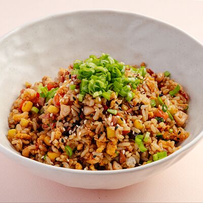 Жареный рис с курицей и беконом в Hagao по цене 730 ₽