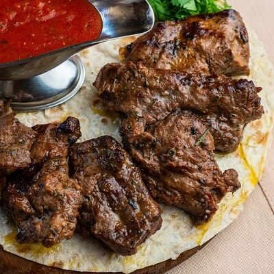 Шашлык из cвинoй шейки в На углях по цене 700 ₽