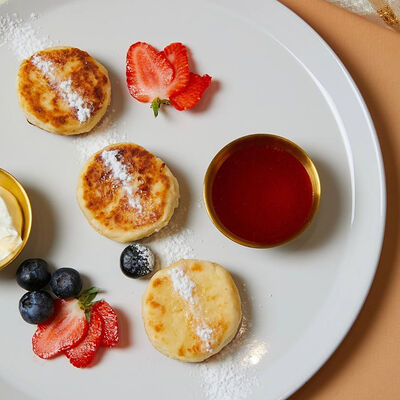 Сырники с джемом и ягодами в Плюшка по цене 350 ₽