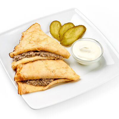 Блины с томленым мясом и грибным соусом в Кофеин по цене 275