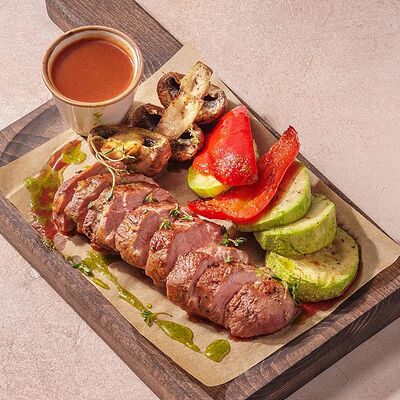 Утиное филе с овощами гриль в Перчини на огне по цене 650