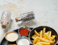 Картофель фри с соусом в Мидийный дом