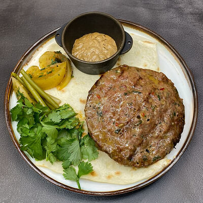 Гигантская котлета из телятины с мятым картофелемв Бумбараш по цене 795 ₽