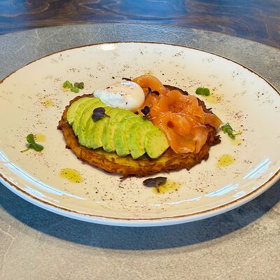Драник с лососем, авокадо и яйцом пашот в Gosti по цене 729 ₽