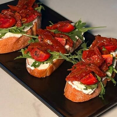 Брускетты с томатами и зеленью в Kaif Lounge по цене 550 ₽